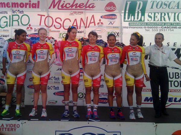 Duh, Seragam Tim Balap Sepeda Wanita Kolombia Ini Seperti Setengah Telanjang!